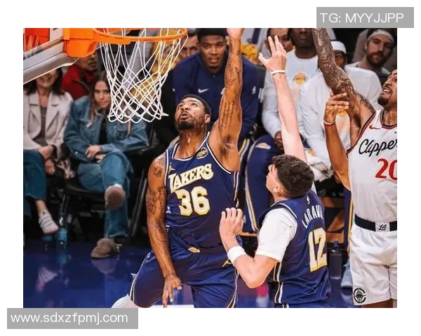 莱昂纳德砍下30分，快船横扫湖人，篮球盛宴引爆洛杉矶