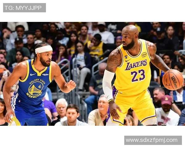 詹姆斯在季后赛中表现抢眼,领导湖人战胜勇士升至西部第二 詹姆斯在季后赛中表现抢眼,领导湖人战胜勇士升至西部第二